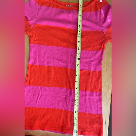 Old navy women’s 3/4 length sleeve shirt. Medium. Red & pink. Excellent cond. - Picture 4 of 5